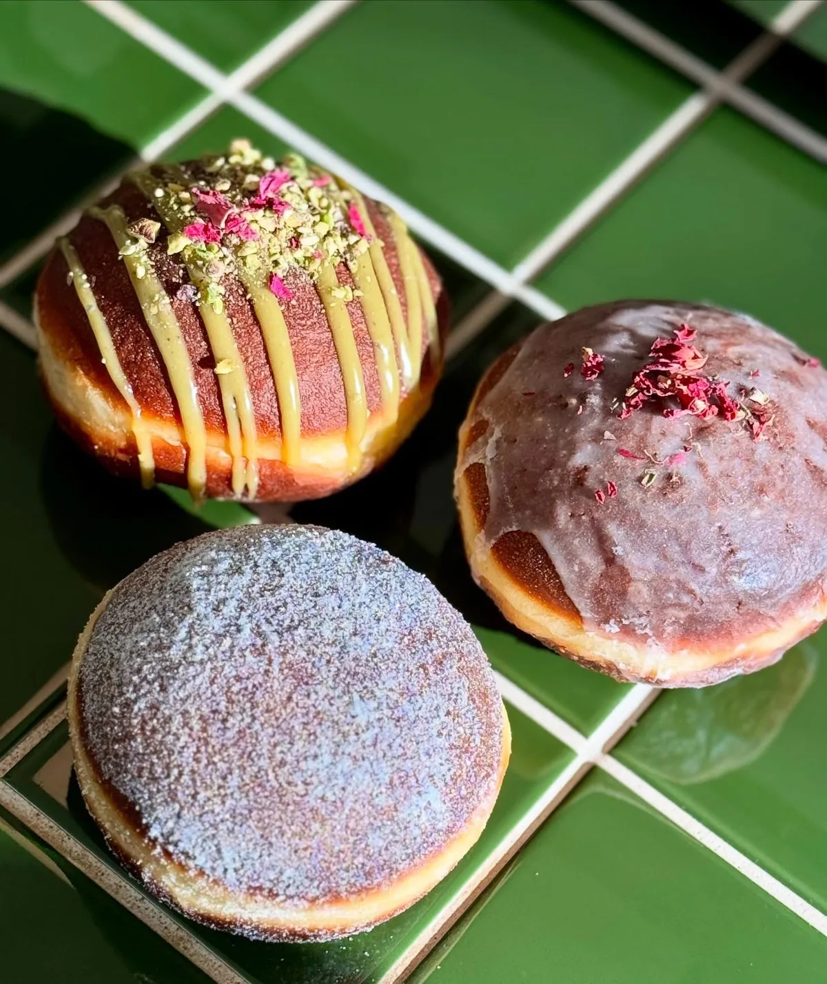Trzy pączki na zielonych kafelkach